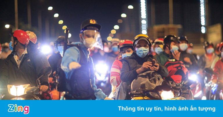 Hàng nghìn người miền Tây chạy xe máy xuyên đêm về quê Hàng nghìn người miền Tây chạy xe máy xuyên đêm về quê