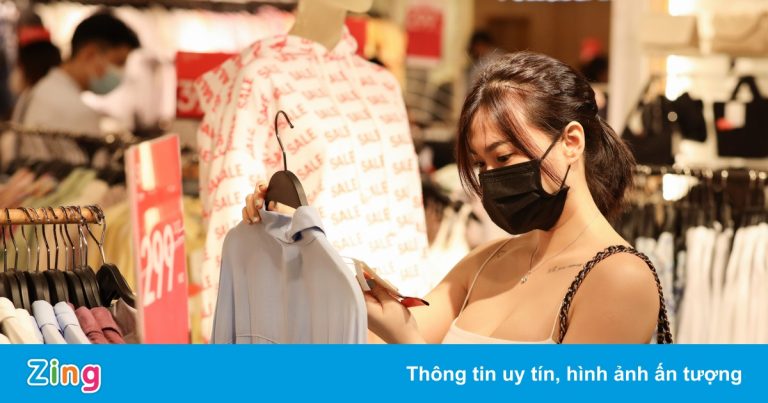 Trung tâm thương mại ở TP.HCM nhộn nhịp ngày cuối tuần