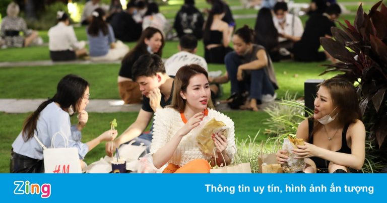 Giới trẻ TP.HCM ăn uống tại bãi cỏ, ghế đá