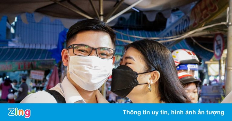 Đi chợ Hồ Thị Kỷ mua hoa tặng vợ, người yêu ngày 20/10