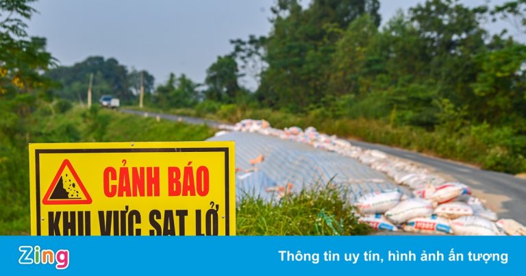 Nhiều tuyến đê ở Hà Nội bị sạt lở Nhiều tuyến đê ở Hà Nội bị sạt lở