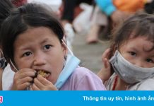 Hàng nghìn người đi bộ về quê được các tỉnh hỗ trợ phương tiện