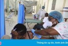 Hai bức tranh tương phản nơi dư thừa vaccine, chỗ mòn mỏi chờ từng mũi