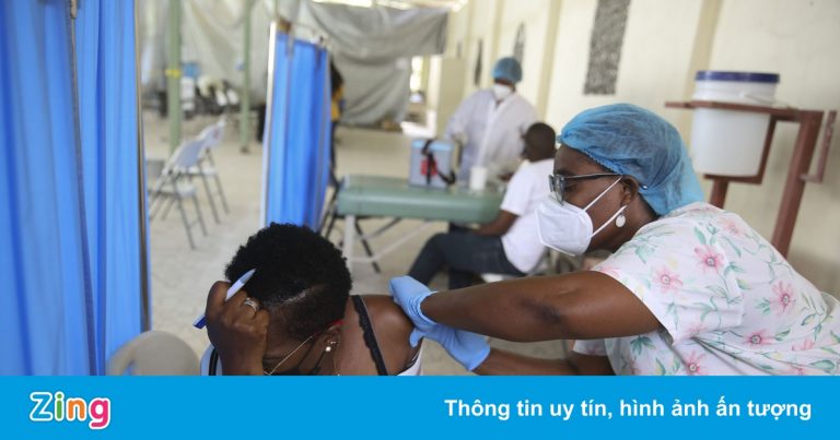 Hai bức tranh tương phản nơi dư thừa vaccine, chỗ mòn mỏi chờ từng mũi