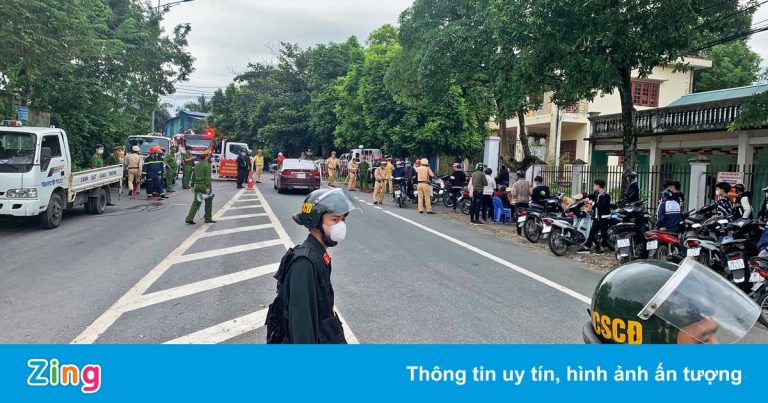 Cảnh sát chặn đường, vây bắt cả trăm người tụ tập, đua xe