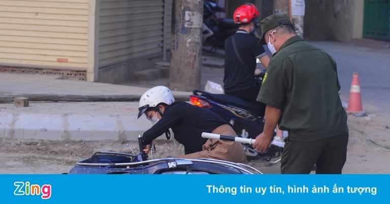 Nhiều người ngã nhào khi đi qua con đường 360 tỷ đồng ở Hà Nội Nhiều người ngã nhào khi đi qua con đường 360 tỷ đồng ở Hà Nội