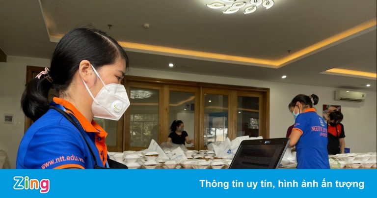 Giảng viên ở TP.HCM dạy online từ bếp ăn từ thiện