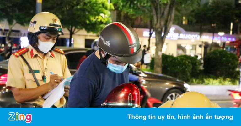 Tụ tập ở phố đi bộ Nguyễn Huệ, nhiều người bị lập biên bản