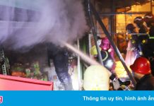 Cảnh sát dầm mưa khống chế vụ cháy chợ Nhị Thiên Đường