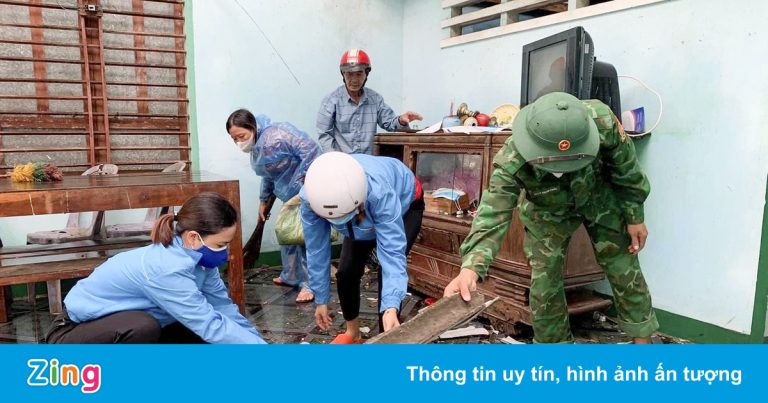 Miền Trung mưa gió lớn khiến 3 người mất tích, 73 căn nhà bị tốc mái