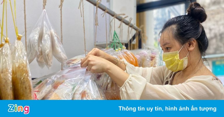 Kệ quần áo ở shop thời trang thành nơi treo bánh tráng