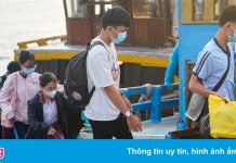 Những học sinh đầu tiên của TP.HCM trở lại trường