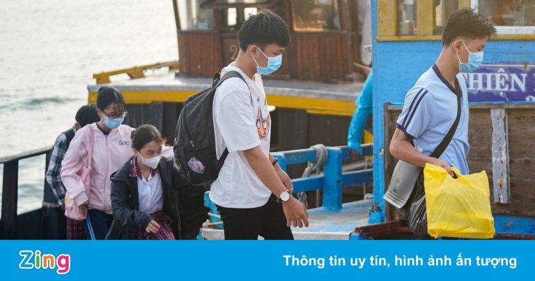 Những học sinh đầu tiên của TP.HCM trở lại trường