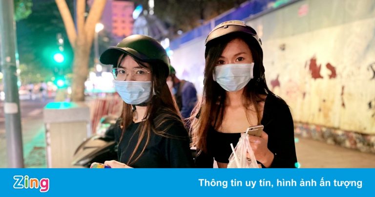 Giới trẻ TP.HCM uống cà phê, trà sữa ‘yên xe’