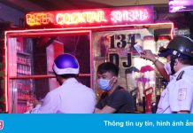 Cho khách uống bia tại bàn, 3 quán ăn ở TP.HCM bị lập biên bản