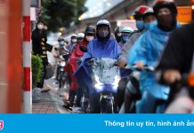 Xe cộ kẹt cứng trong chiều mưa lạnh ở Hà Nội