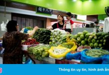 Dân Trung Quốc đổ xô tích trữ, siêu thị thiếu hụt hàng hóa