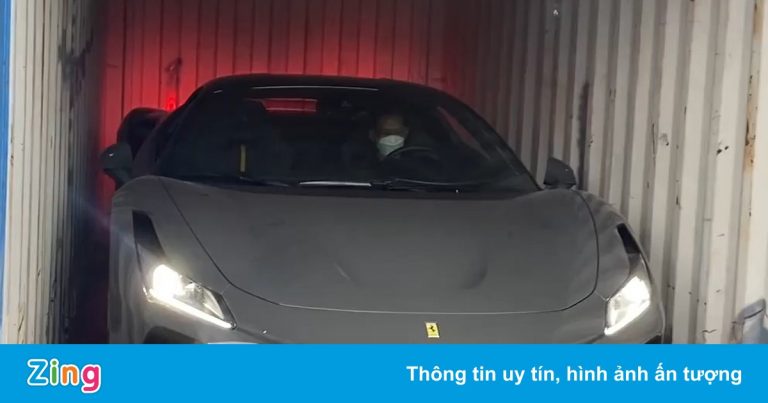 Ferrari F8 Tributo màu độc cập bến Đà Nẵng