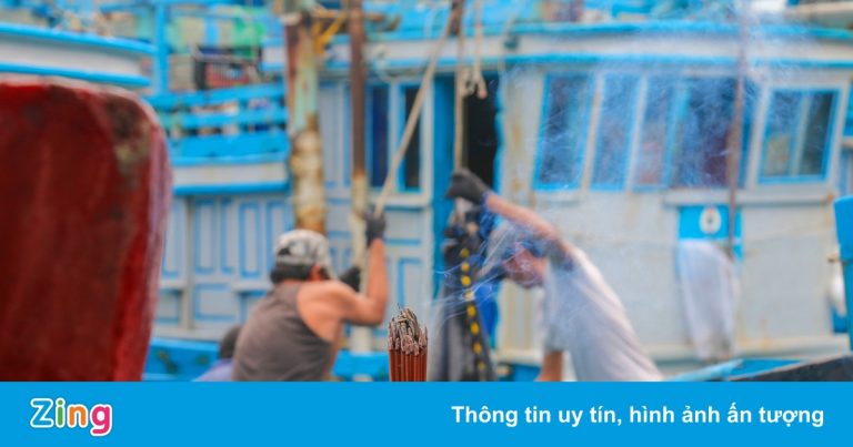 Giá xăng dầu tăng cao, tàu cá của ngư dân miền Trung nằm bờ