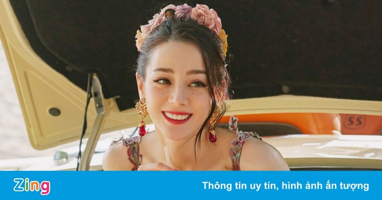 Nghệ sĩ Trung Quốc cầm lá chuối, cần câu lên thảm đỏ