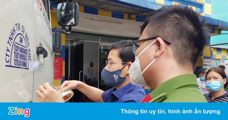 Cảnh sát niêm phong xe bồn chở nhiên liệu tại cây xăng Biên Khoa