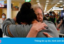 Những cái ôm đoàn tụ trong ngày đầu Australia mở cửa biên giới