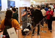 Người dân đổ ra đường mua sắm, đường trung tâm TP.HCM ùn ứ cục bộ Khong khi mua sam ngay Black Friday anh 1