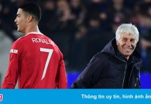 Ronaldo được huấn luyện viên đối thủ chúc mừng
