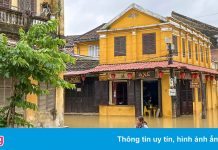 Chèo thuyền giữa phố cổ Hội An