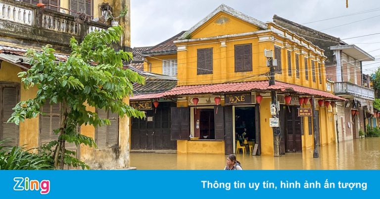 Chèo thuyền giữa phố cổ Hội An