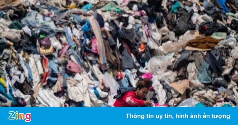 Bãi rác chứa hàng chục nghìn tấn quần áo cũ bị vứt bỏ Bãi rác chứa hàng chục nghìn tấn quần áo cũ bị vứt bỏ