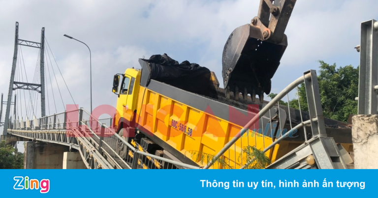 Xe tải chở nhựa đường làm sập cầu ở Long An