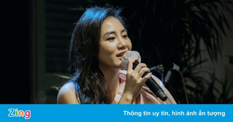 Phòng trà ở TP.HCM giảm giá vé, hạn chế khán giả