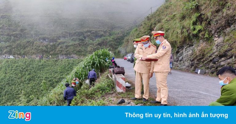 Ôtô lao xuống vực ở đèo Mã Pì Lèng, 3 người chết Ôtô lao xuống vực ở đèo Mã Pì Lèng, 3 người chết
