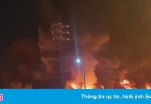 Hơn 100 cảnh sát chữa cháy tại công ty sản xuất sàn nhựa