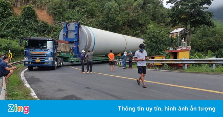 Xe chở thiết bị điện gió chắn ngang đèo Phượng Hoàng