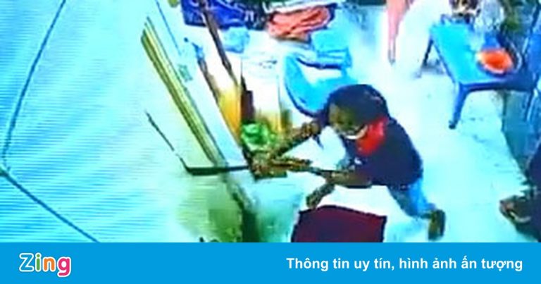 Người phụ nữ bán rau bị gã đàn ông đuổi chém ở TP.HCM Người phụ nữ bán rau bị gã đàn ông đuổi chém ở TP.HCM