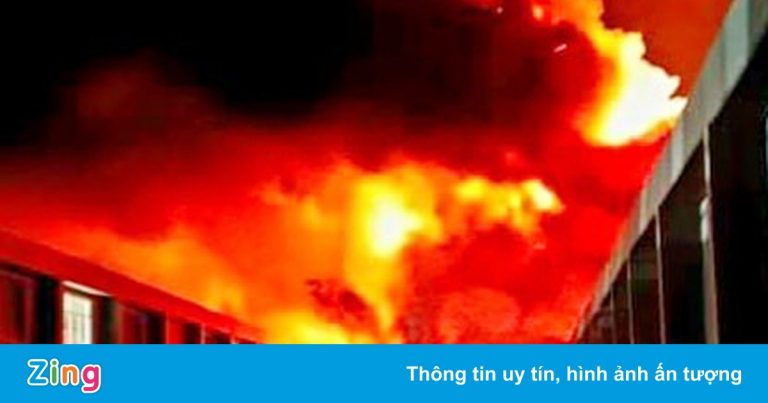 Cháy nhà xưởng ở Đồng Nai, hơn 100 cảnh sát dập lửa xuyên đêm