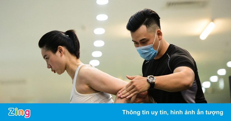 Huấn luyện viên thể hình bận rộn ngày đầu trở lại phòng tập