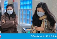 Người Hà Nội quàng khăn tránh gió lạnh đầu đông