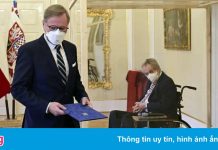 Tổng thống Czech ngồi sau tấm chắn bổ nhiệm thủ tướng