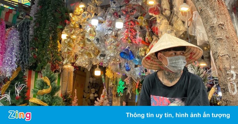 Chợ Giáng sinh lớn nhất TP.HCM ảm đạm mùa cao điểm