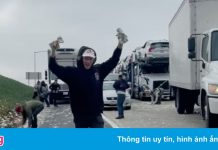 Nhiều người đổ xô nhặt tiền trên cao tốc ở Mỹ