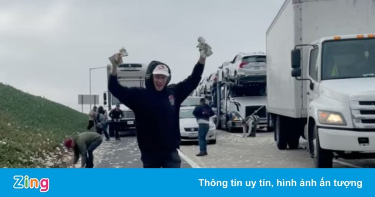 Nhiều người đổ xô nhặt tiền trên cao tốc ở Mỹ Nhiều người đổ xô nhặt tiền trên cao tốc ở Mỹ