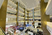 Chồng trông con, chờ vợ 1 tiếng vào mua túi xách Khong khi mua sam ngay Black Friday anh 1