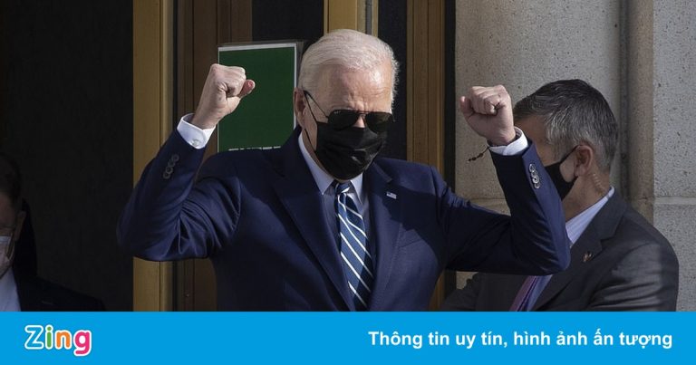 Ông Biden rời bệnh viện, lên trực thăng về Nhà Trắng