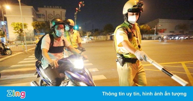 Tài xế ở TP.HCM gọi điện thoại nhờ can thiệp khi vi phạm nồng độ cồn Tài xế ở TP.HCM gọi điện thoại nhờ can thiệp khi vi phạm nồng độ cồn