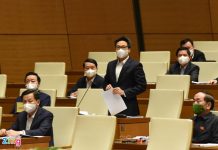 Bộ trưởng Y tế: Đẩy mạnh hộ chiếu vaccine để mở cửa du lịch Bo truong Y te Nguyen Thanh Long tra loi chat van anh 1