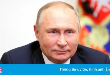 Tổng thống Putin được tiêm mũi vaccine tăng cường Sputnik Light