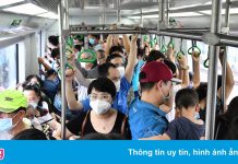 Dòng người chen chúc ở tàu trên cao Cát Linh – Hà Đông